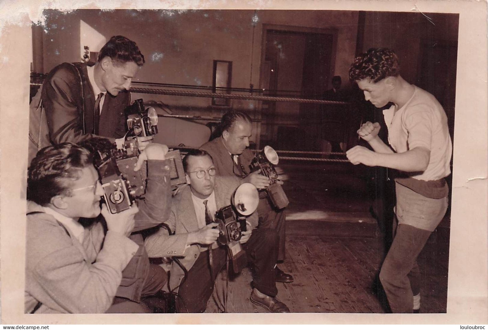 BOXE 09/1957 CHIC BROGAN VA RENCONTRER HALIMI  AU PALAIS DES SPORTS  PHOTO 18 X 13 CM - Sports