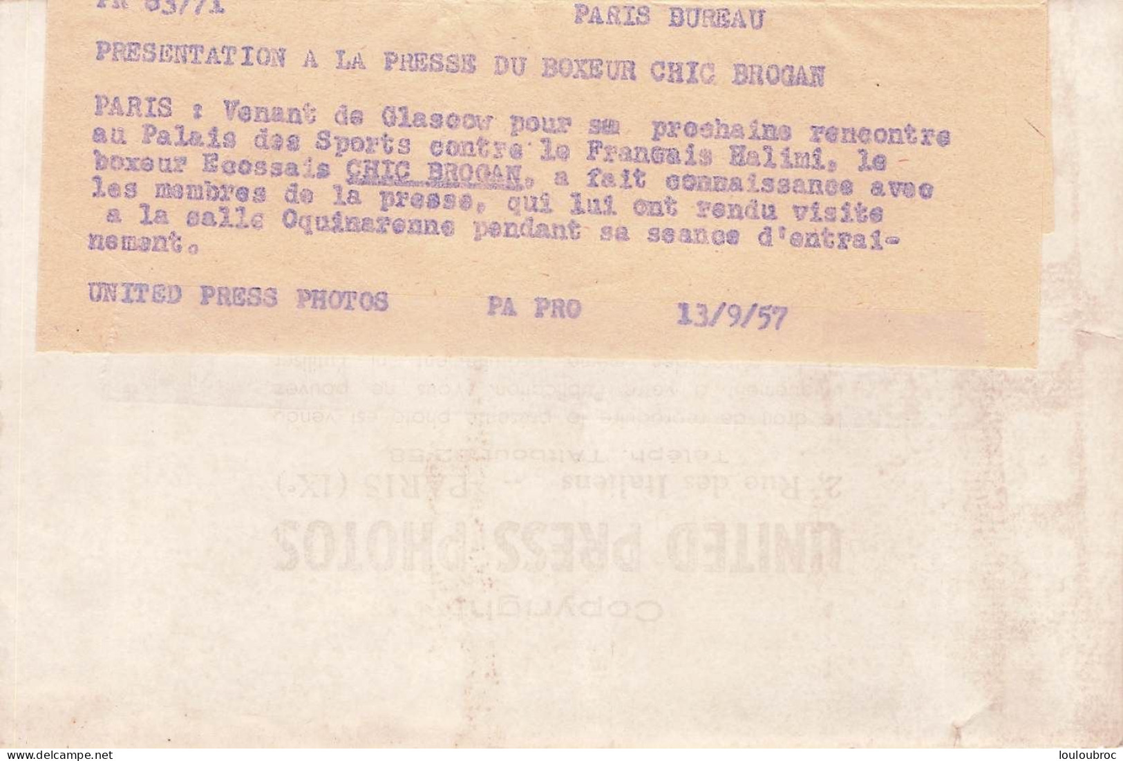 BOXE 09/1957 CHIC BROGAN VA RENCONTRER HALIMI  AU PALAIS DES SPORTS  PHOTO 18 X 13 CM - Sports
