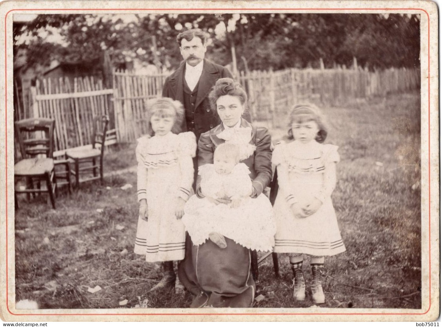 Grande Photo CDV D'une Famille élégante Posant Dans Leurs Jardin - Anciennes (Av. 1900)
