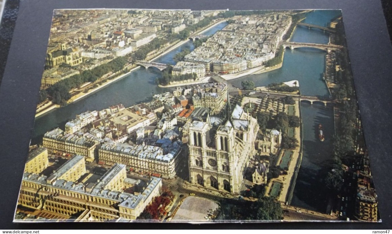 En Avion Sur Paris - L'Ile De La Cité, Notre-Dame Et L'Ile Saint-Louis - Abeille-Cartes, Editions "LYNA-PARIS" - Autres & Non Classés