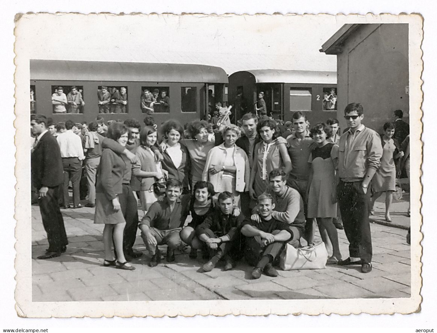 Photo Ancienne, Groupe De Garçon & Fille Attendant Le Train à La Gare Sur Un Quai Bondé, Bar, 1967 (Yugoslavia) - Trains