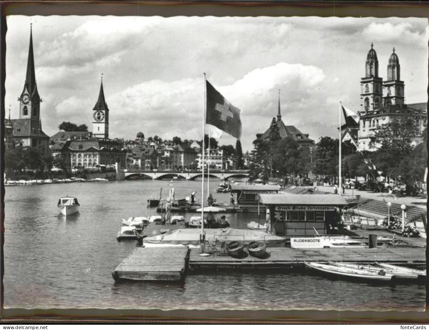 11294605 Zuerich Limmat Fraumuenster St. Peter Grossmuenster Boote Stege Zuerich - Sonstige & Ohne Zuordnung