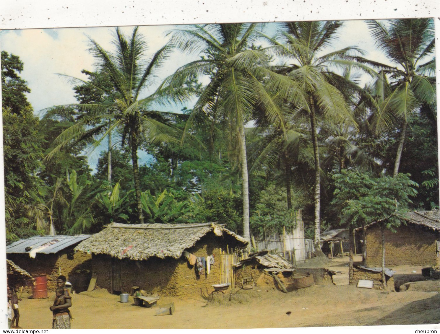COTE D'IVOIRE..  CPSM. .VILLAGE TYPIQUE. ANNEE 1983 + TEXTE ENVOYE DE ABIDJAN - Côte-d'Ivoire