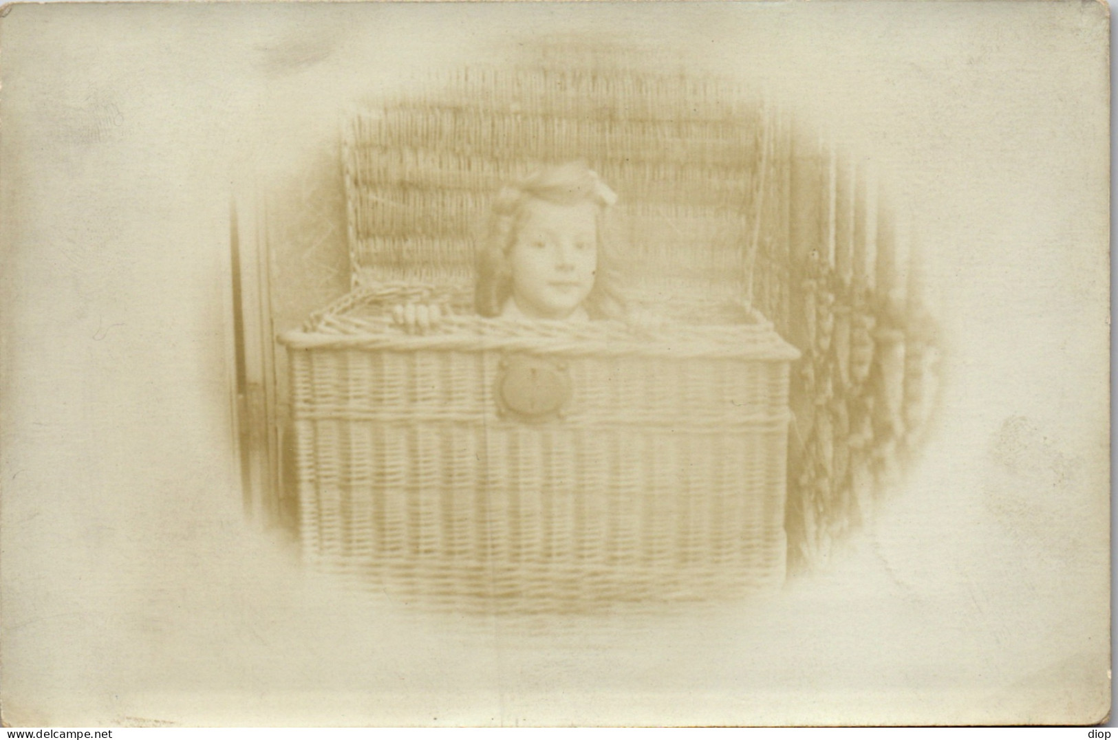 CP Carte Photo D&#039;&eacute;poque Photographie Vintage Enfant Panier Osier Dr&ocirc;le  - Andere & Zonder Classificatie