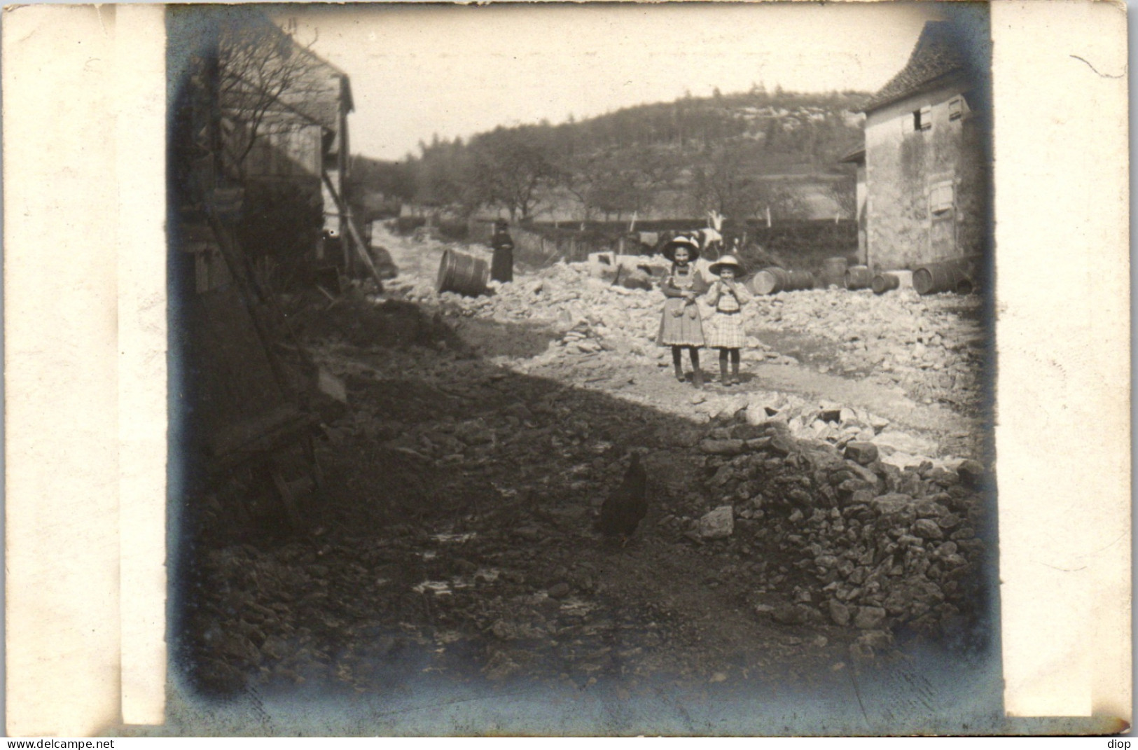 CP Carte Photo D&#039;&eacute;poque Photographie Vintage Enfant Mode Guerre Ruines WW1 - Other & Unclassified