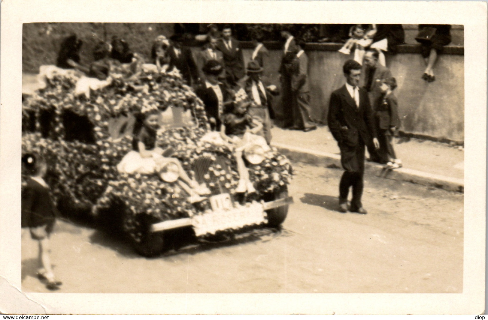 Photographie Photo Vintage Snapshot Amateur Automobile Voiture Fleuri  - Automobili