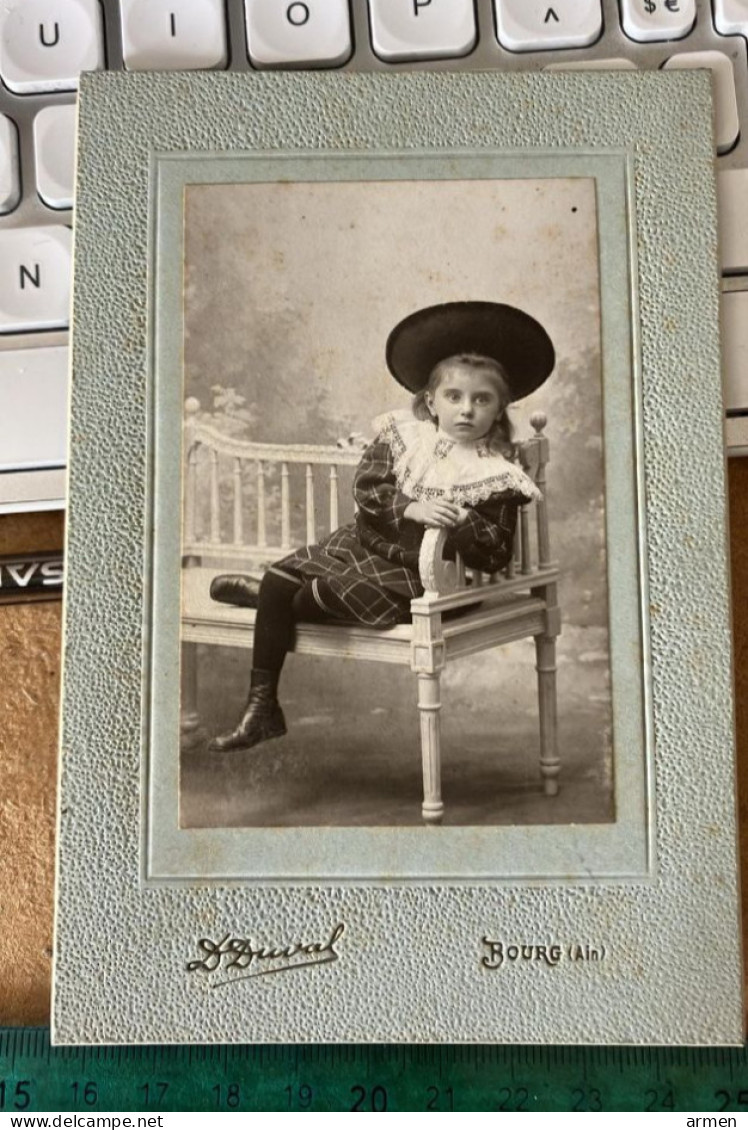 REAL PHOTO 1900 CABINET Portrait Petite Fille, Mode Chapeau -D.DUVAL BOURG AIN 01 - Anciennes (Av. 1900)