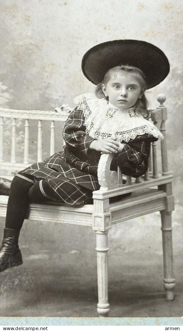 REAL PHOTO 1900 CABINET Portrait Petite Fille, Mode Chapeau -D.DUVAL BOURG AIN 01 - Anciennes (Av. 1900)