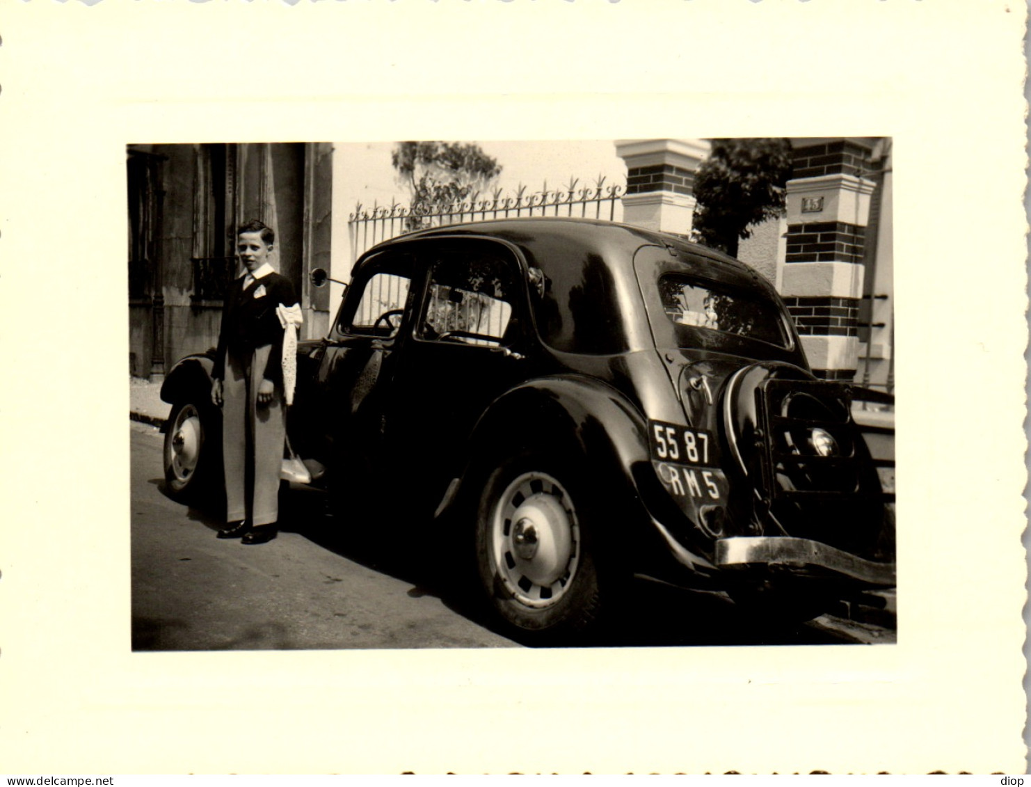 Photographie Photo Vintage Snapshot Amateur Automobile Voiture Auto Communiant - Automobiles