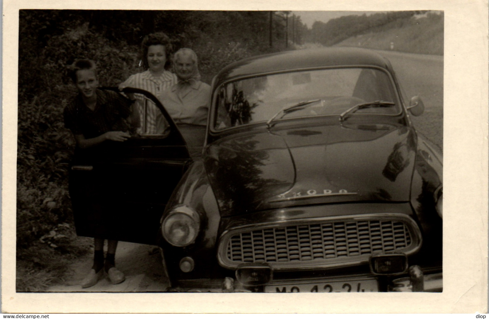 Photographie Photo Vintage Snapshot Amateur Automobile Voiture Auto Skoda  - Automobiles
