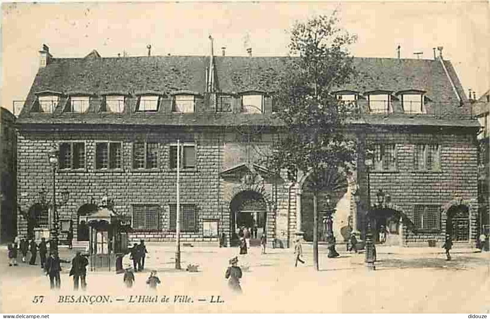 25 - Besançon - L'Hotel De Ville - Animée - Oblitération Ronde De 1914 - CPA - Voir Scans Recto-Verso - Besancon