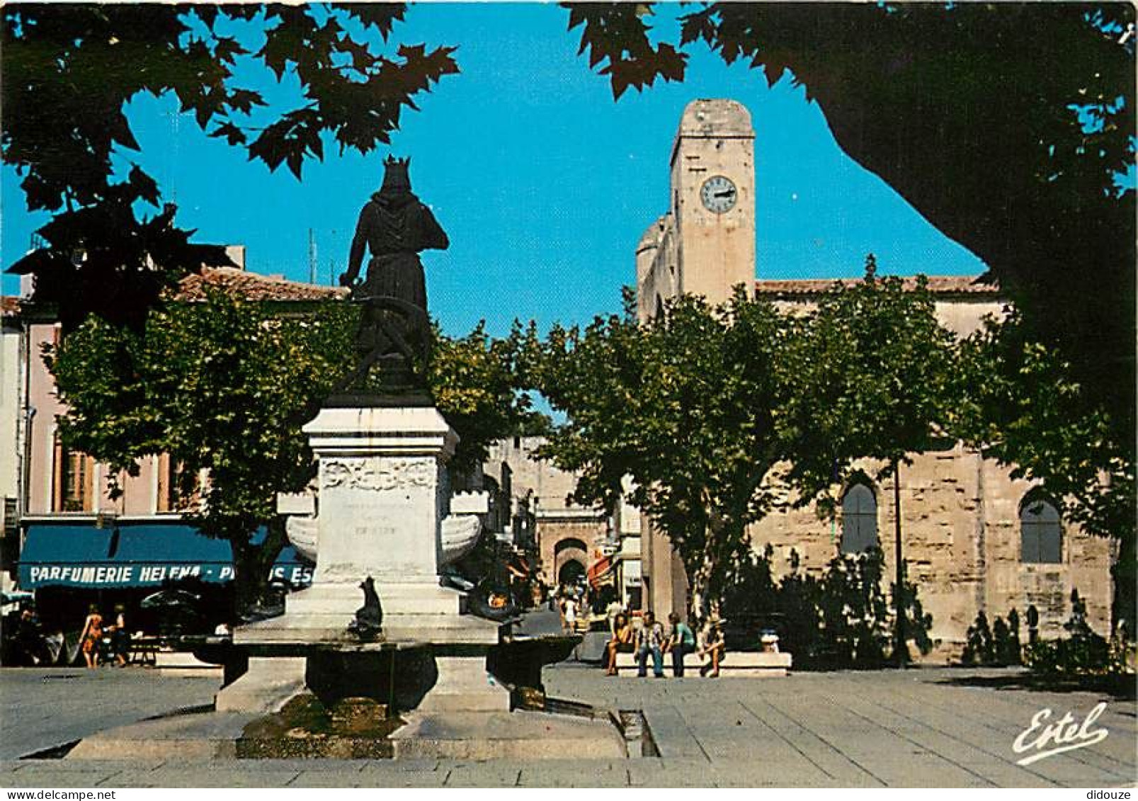 30 - Aigues Mortes - Place Saint Louis - La Statue Du Roi Et L'Eglise Notre Dame Des Sablons - Parfumerie Helena - CPM - - Aigues-Mortes