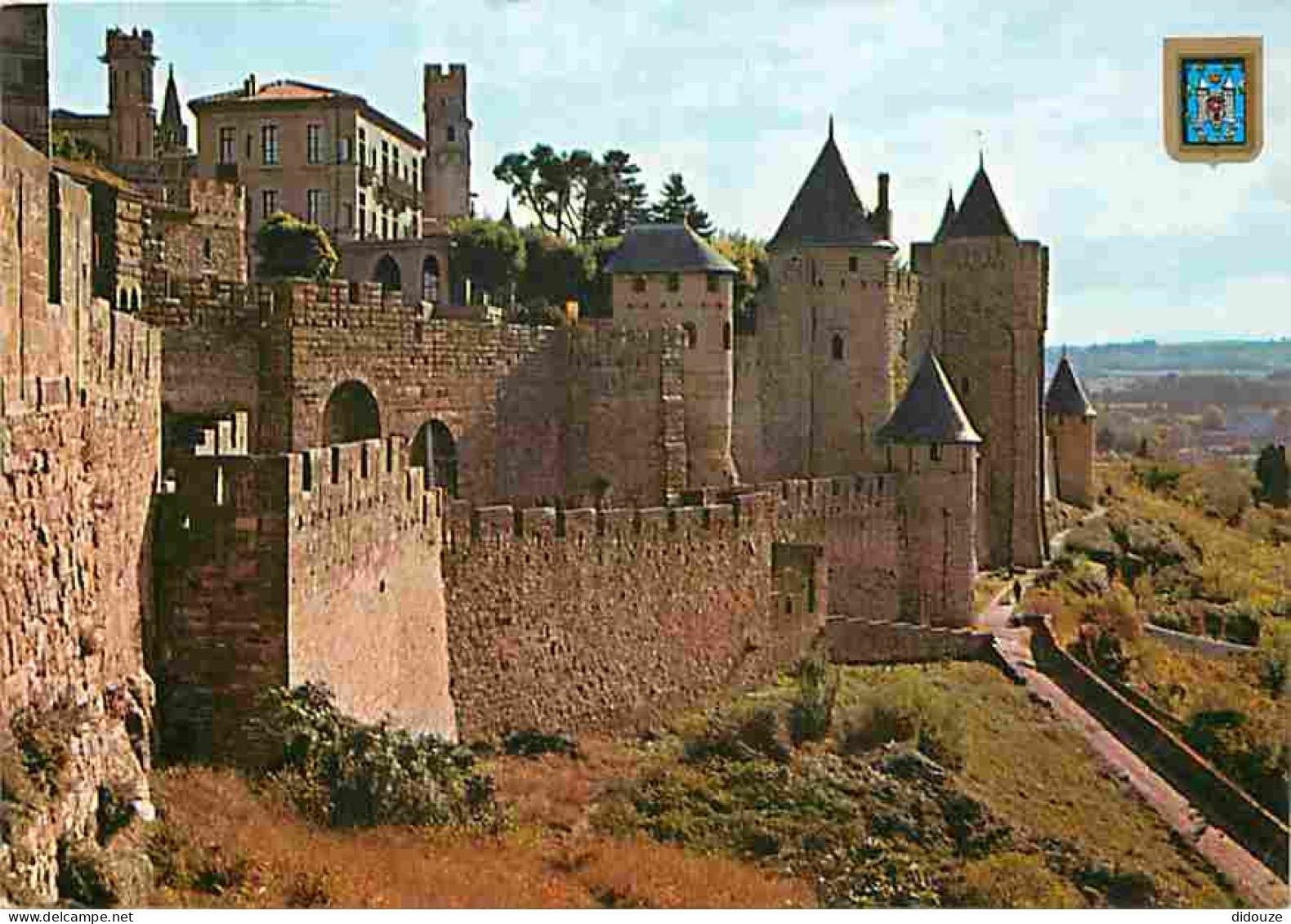 11 - Carcassonne - La Cité Médiévale - Défenses Et Les Deux Enceintes De La Porte D'Aude - Blasons - Etat Léger Pli Visi - Carcassonne