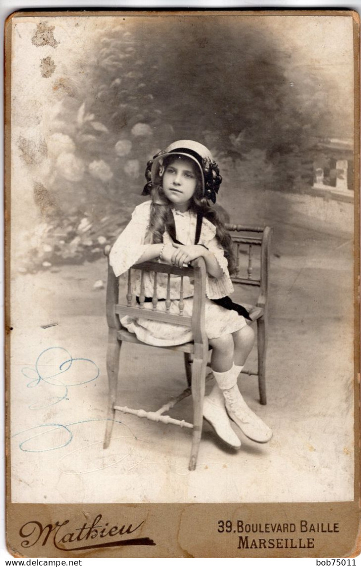 Grande Photo CDV D'une Jeune Fille élégante Posant Assise Dans Un Studio Photo A Marseille - Old (before 1900)