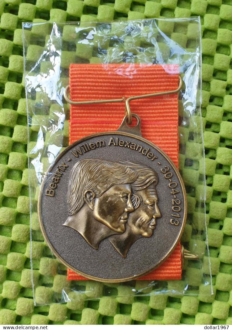 Medaile   : Beatrix * Willem Alexander - 30-4-2013 - V.C.O. -  Original Foto  !!  Medallion  Dutch . - Adel