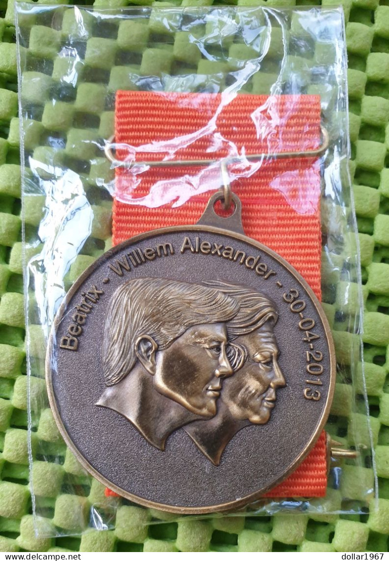 Medaile   : Beatrix * Willem Alexander - 30-4-2013 - V.C.O. -  Original Foto  !!  Medallion  Dutch . - Royal/Of Nobility