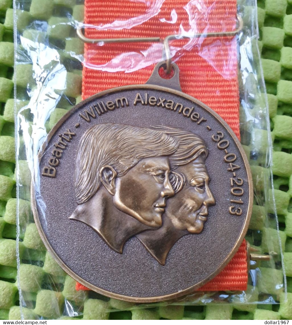 Medaile   : Beatrix * Willem Alexander - 30-4-2013 - V.C.O. -  Original Foto  !!  Medallion  Dutch . - Royal/Of Nobility