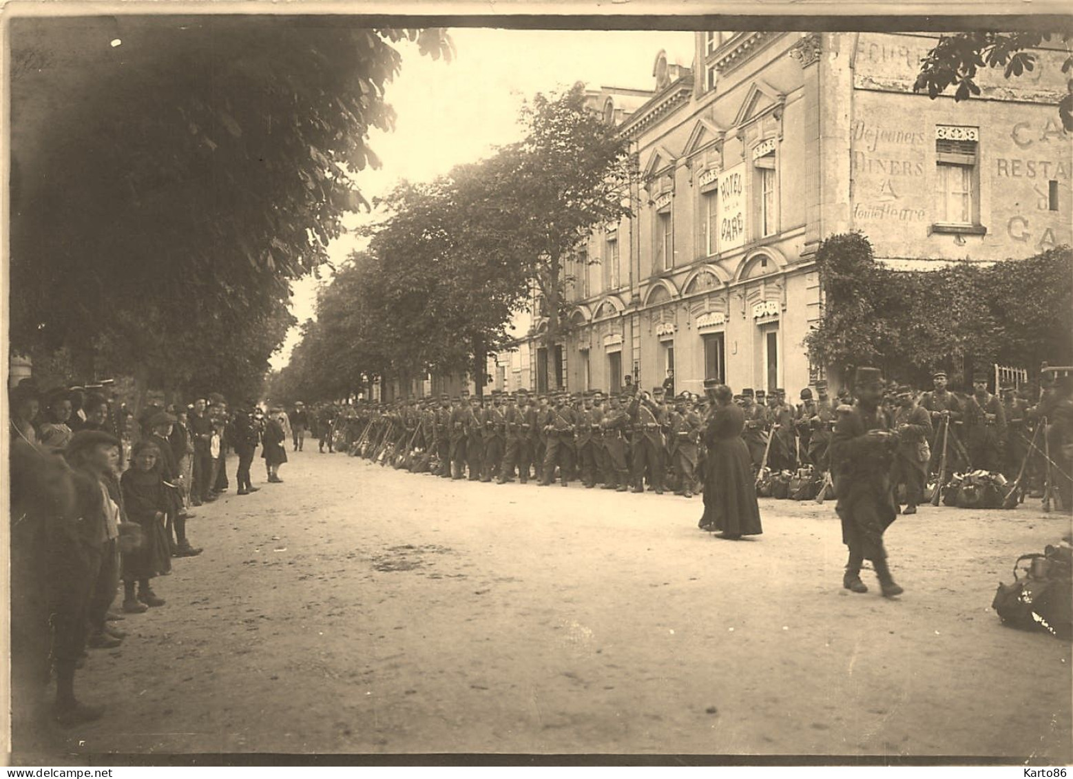 Doué La Fontaine * RARE * Mobilisation Devant Café Restaurant Hôtel De La Gare * Militaria * Photo Ancienne 18x13cm - Doue La Fontaine