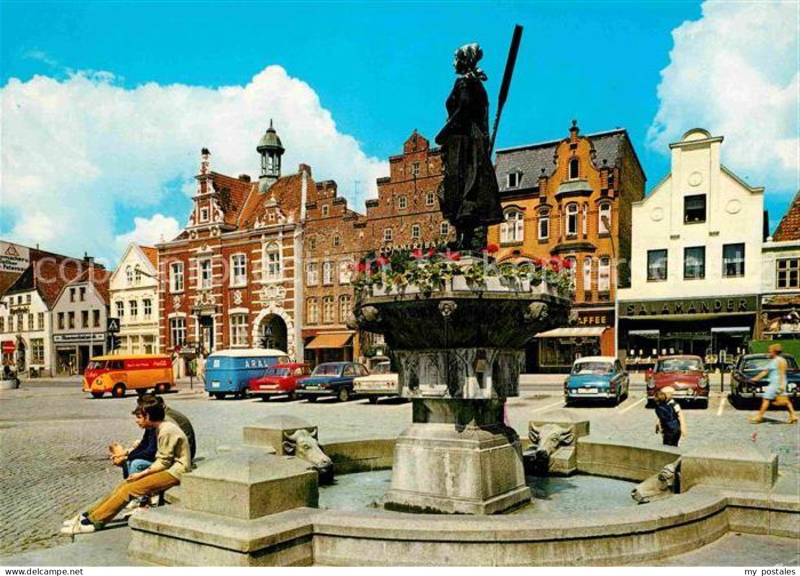 72615546 Husum Nordfriesland Marktplatz Und Rathaus Brunnen Husum - Husum