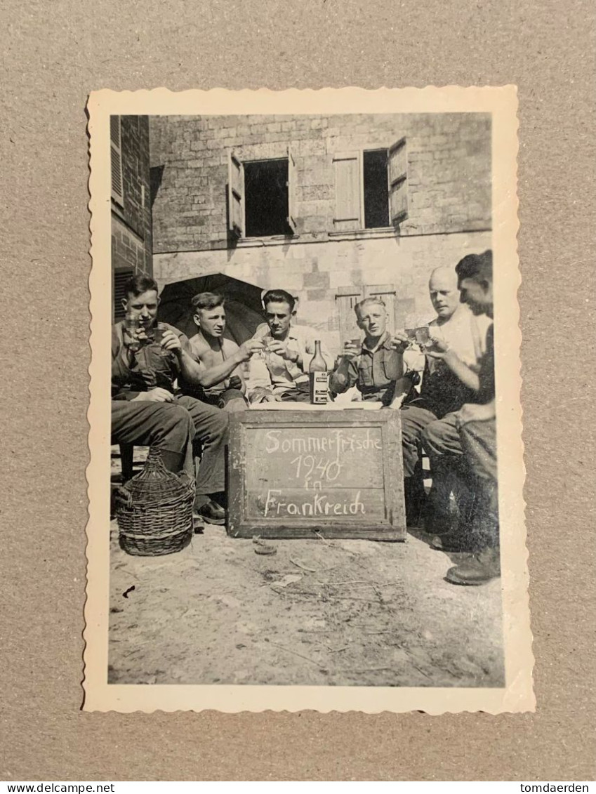 Photo German Soldiers Soldat Making Fun With Drinks 'Sommerfrische 1940 In Frankreich' Frankrijk WOII WO2 - 1939-45