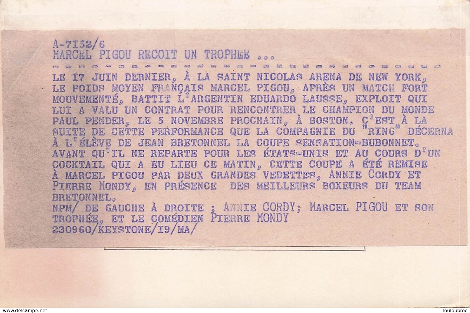 BOXE 09/1960  MARCEL PIGOU VAINQUEUR DE EDUARDO LAUSSE  ICI AVEC PIERRE MONDY ET ANNIE CORDY PHOTO 18 X 13 CM - Sports