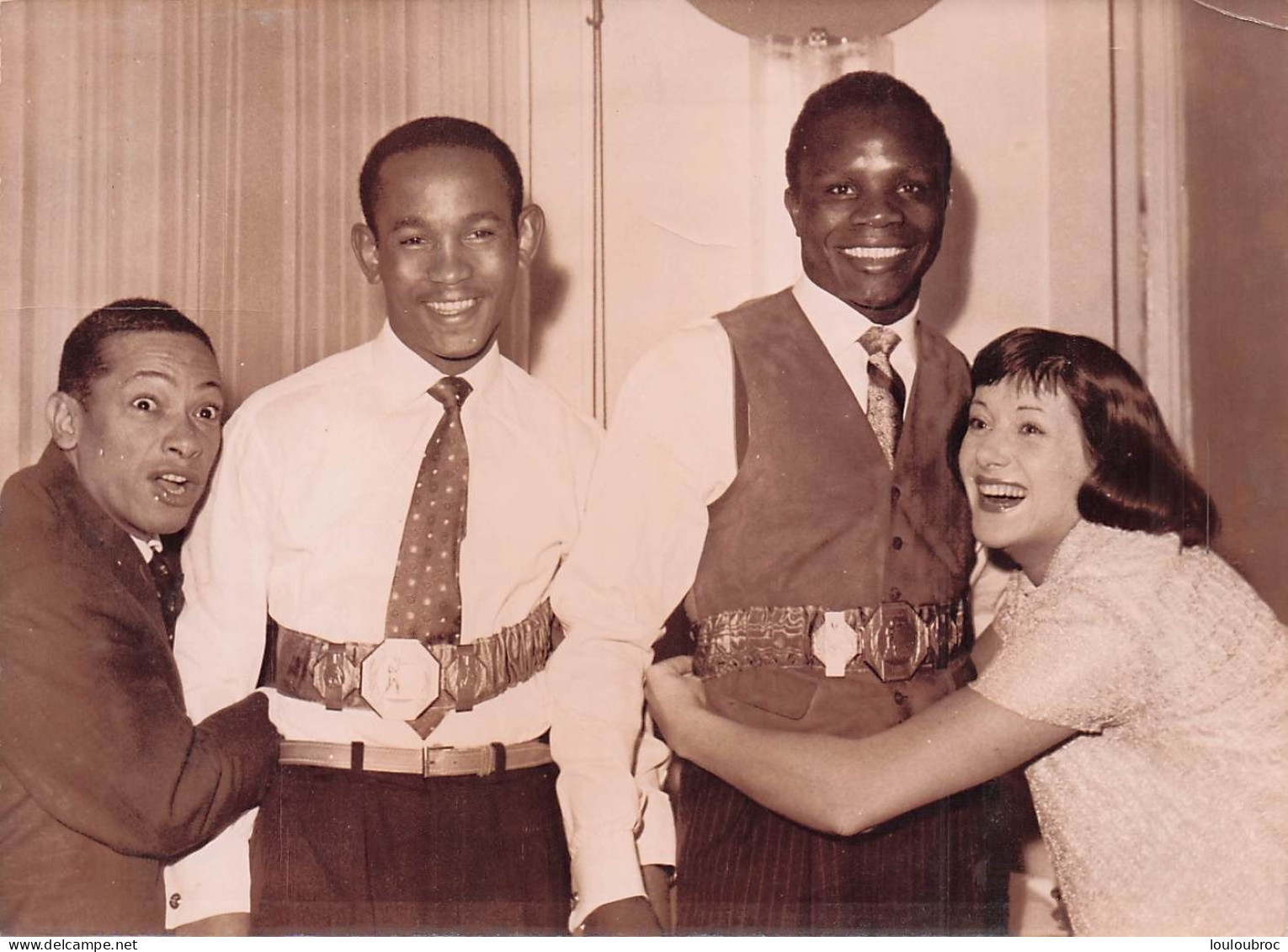 BOXE 11/1959 LES CHAMPIONS DE  FRANCE FERNAND NOLLET ET MICHEL DIOUF AVEC LEUR CEINTURE  PHOTO 18 X 13 CM - Sports