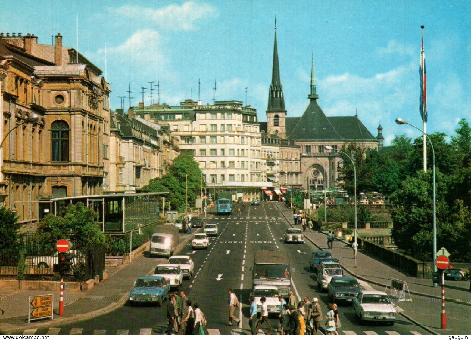 CPM - LUXEMBOURG - La Cathédrale Vue De La Place De Bruxelles (voitures) - Edition M.P.K - Luxembourg - Ville