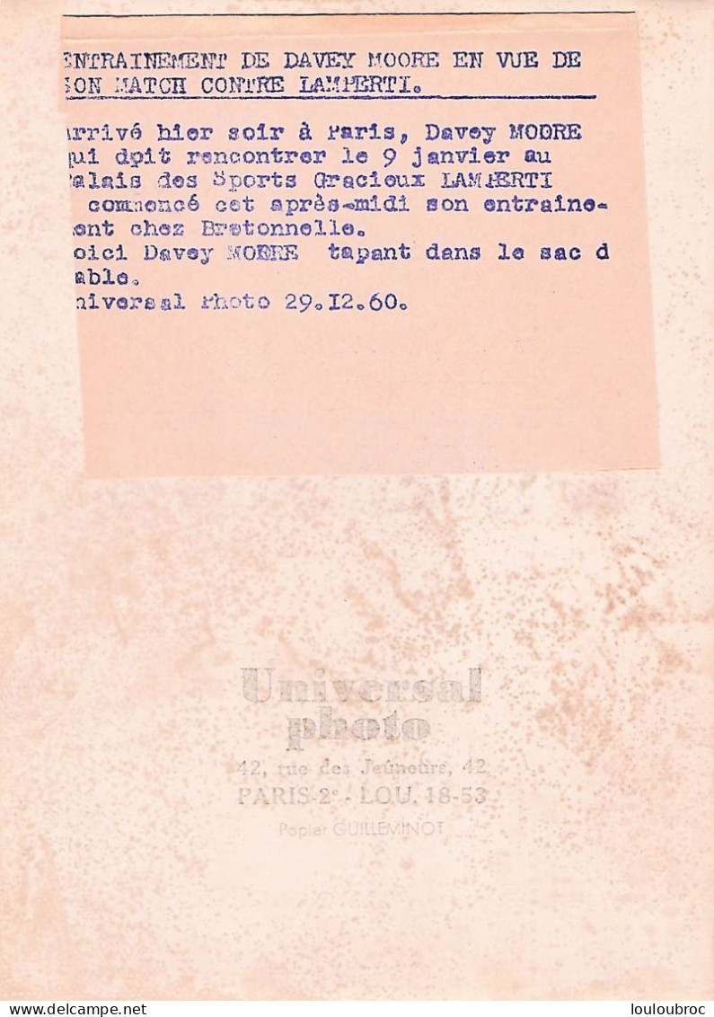 BOXE 12/1960 DAVEY MOORE ENTRAINEMENT AVANT SON COMBAT CONTRE LAMPERTI PHOTO  18 X 13 CM - Sports