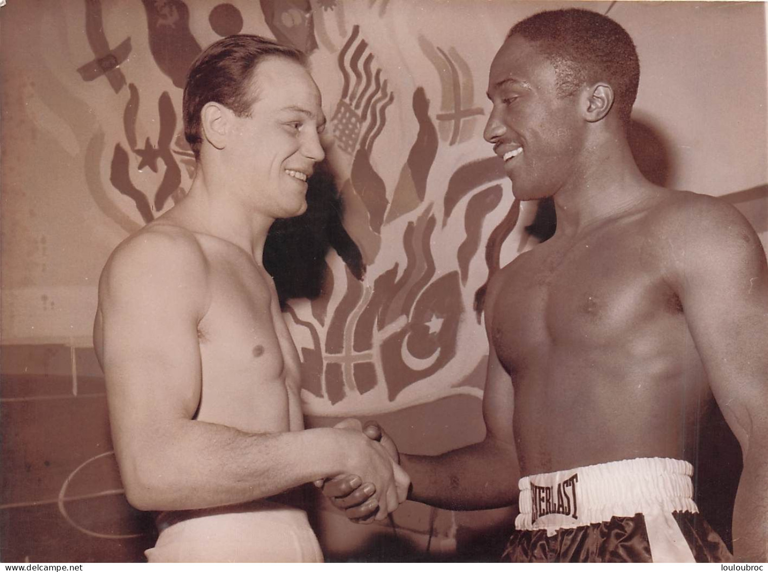 BOXE 01/1961 DAVEY MOORE ET GRACIEUX LAMPERTI AVANT LE COMBAT AU PALAIS DES SPORTS PHOTO  18 X 13 CM - Sports