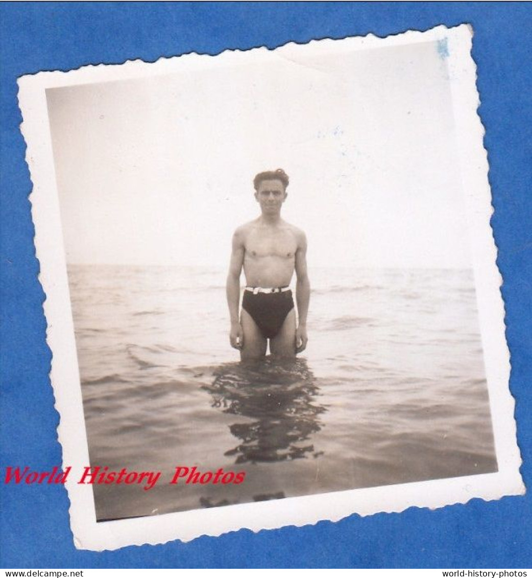 Photo Ancienne Snapshot - LE GRAU DU ROI - Jeune Homme Torse Nu Au Milieu De La Mer - 1948 Garçon Plage Maillot De Bain - Sports