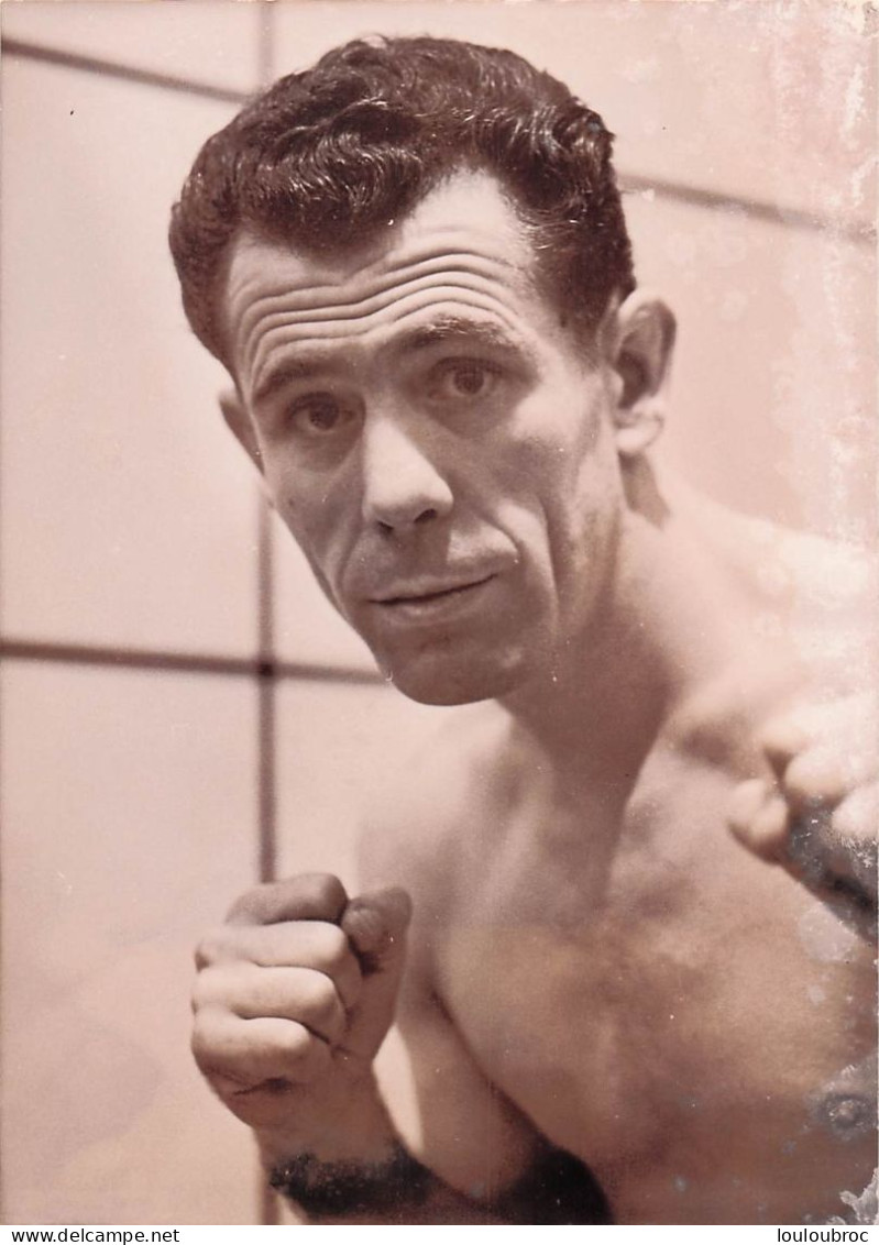 BOXE 11/1960 RENE BARRIERE  AVANT SON COMBAT CONTRE LOUIS PONCY  POUR LE TITRE DE CHAMPION DE FRANCE PHOTO  18 X 13 CM - Sports