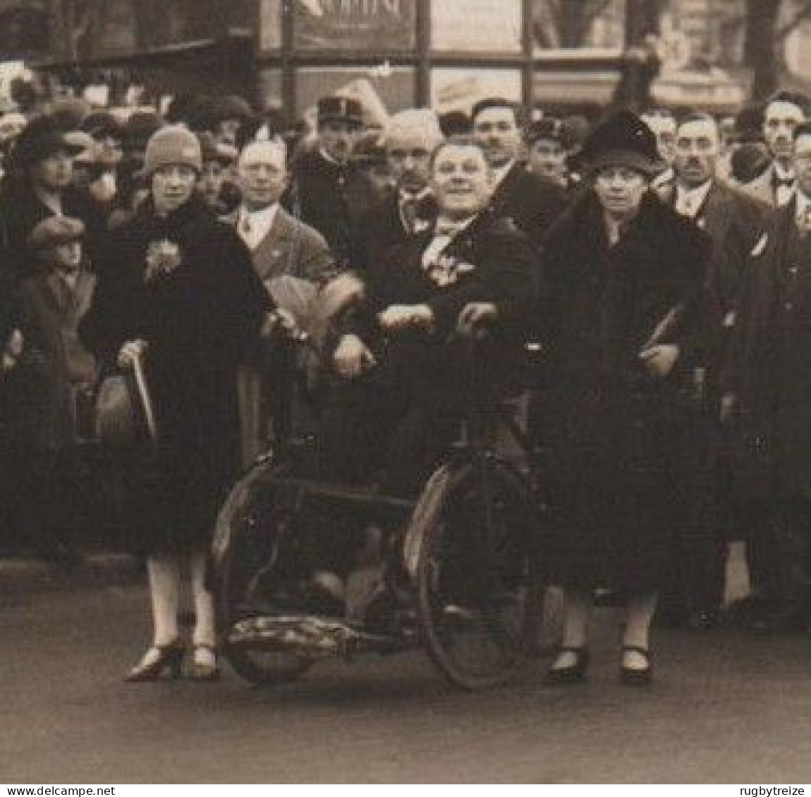 7785 PARIS - PLACE DE CLICHY - Défilé 1928 De Vétéran Première Guerre WW1  Paralysé Paraplégique Arrêt De Bus Kiosque - Arrondissement: 18