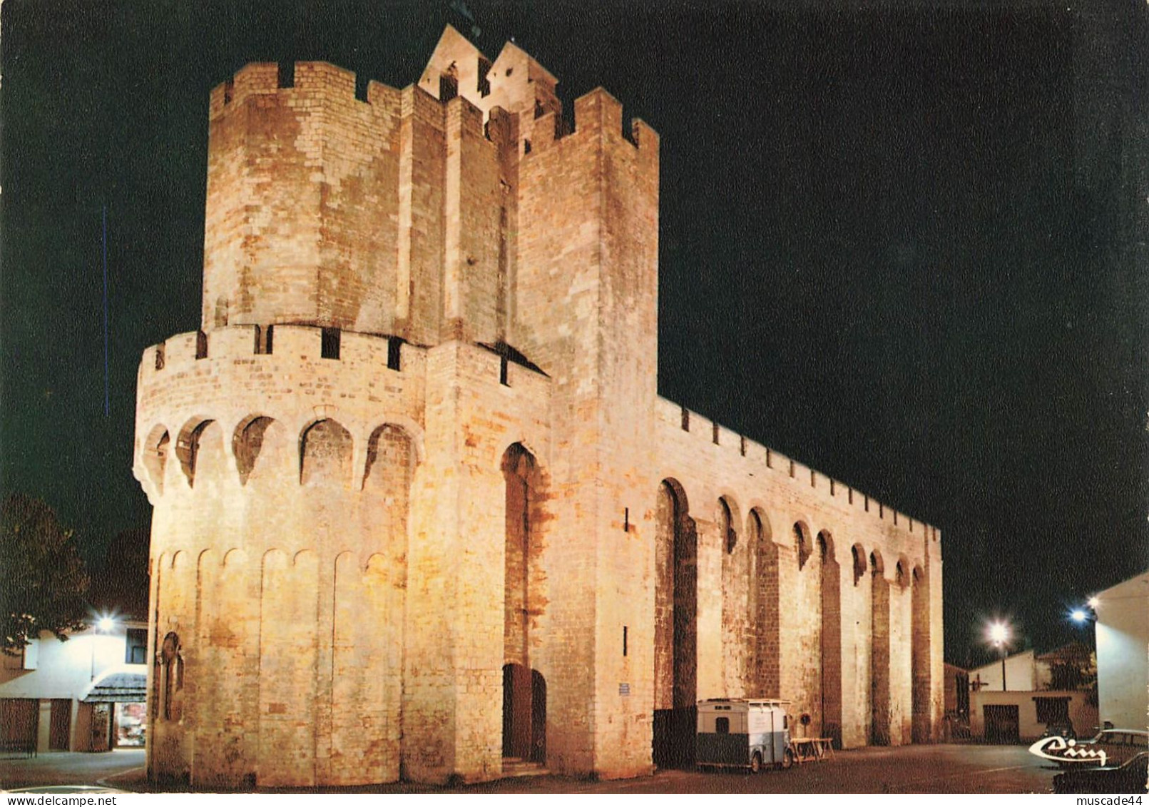 LES SAINTES MARIES DE LA MER - EGLISE - FORTERESSE VUE DE NUIT - Saintes Maries De La Mer