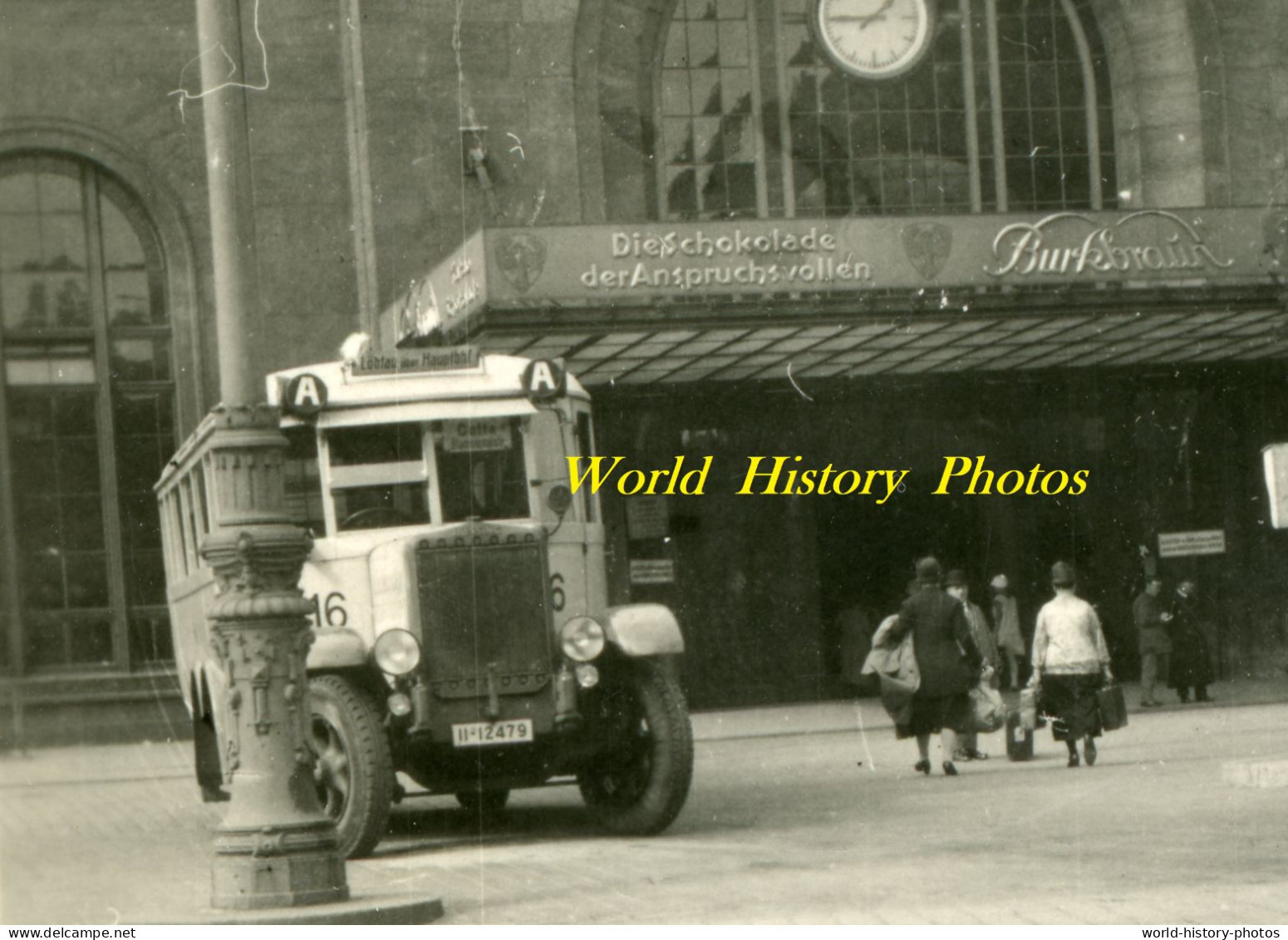 Photo Ancienne Snapshot - NEUSTADT DRESDEN - Bahnhof - Autocar / Autobus - Gare Eisenbahn Bahn Foule - Trains