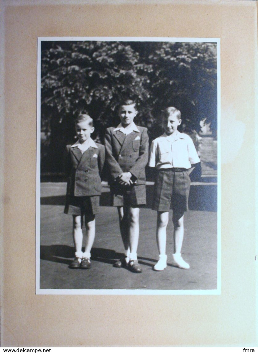 Grande Photo 13 X 18 Cm – Trois Garçons En Short Et Costume De L'époque ....      /GP55 - Non Classificati