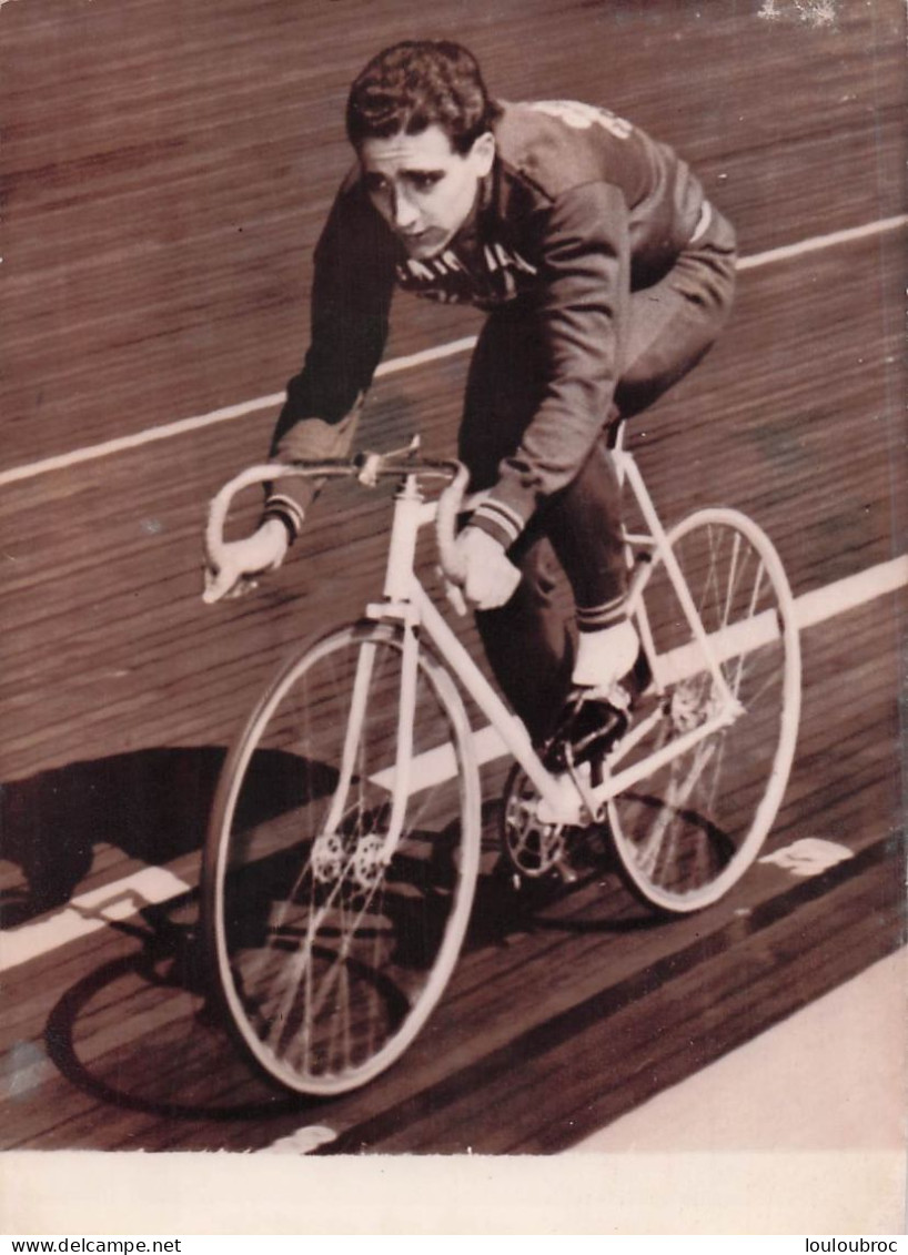 CYCLISME RIVIERE VA TENTER DE BATTRE LE RECORD DU MONDE DE L'HEURE 09/1957 PHOTO 18 X 13 CM - Sports