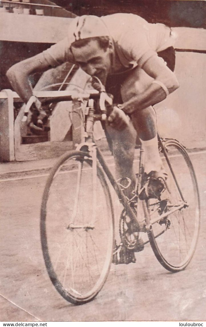 CYCLISME 02/1957  ROGER RIVIERE S'ATTAQUE AU RECORD MONDIAL DU KILOMETRE PHOTO 18 X 13 CM - Sports
