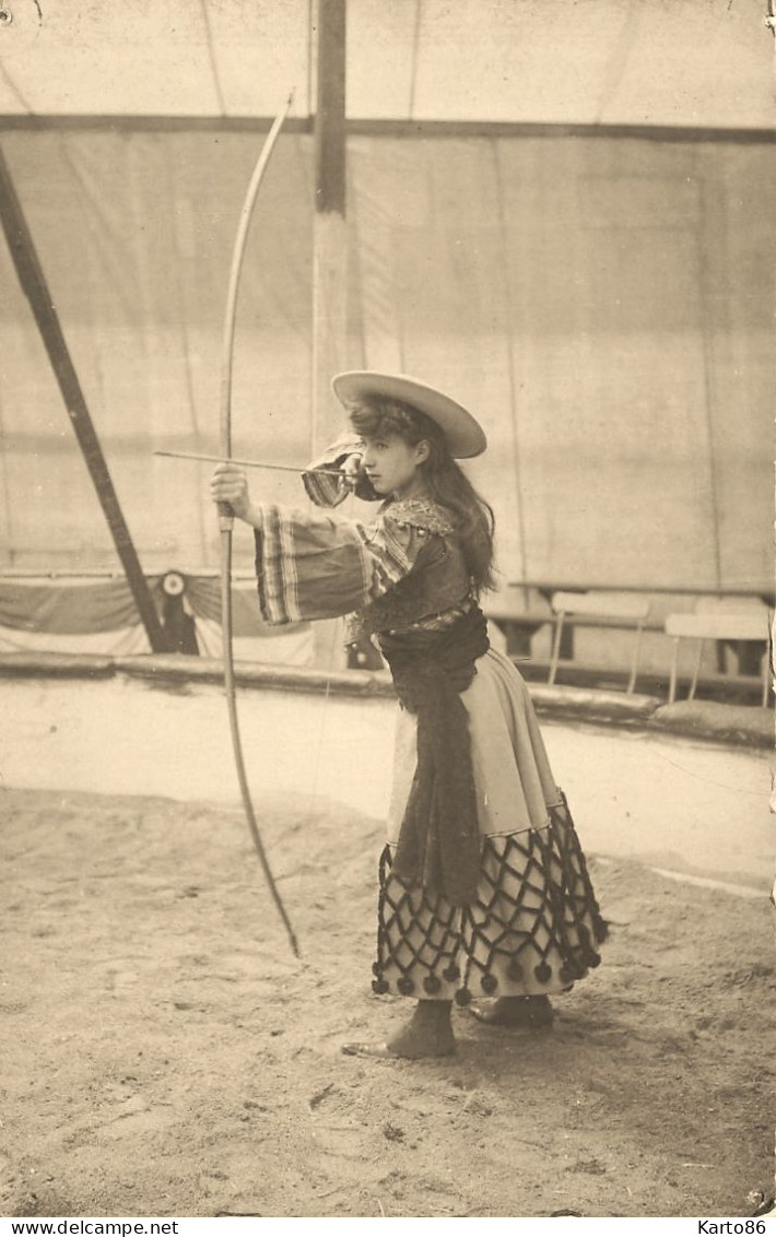 Circus Cirque * Carte Photo * Femme Tir à L'arc ( Flèche ) * Numéro De Cirque Chapiteau - Circus