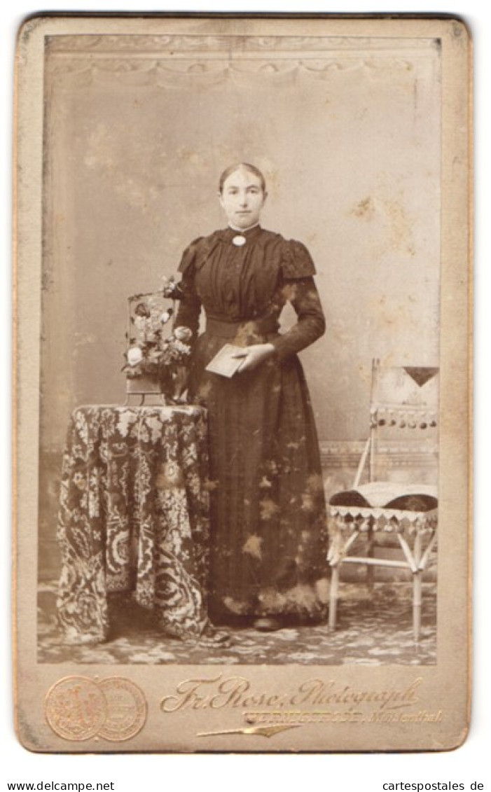 Fotografie Fr. Rose, Wernigerode, Junge Dame Mit Strenger Frisur Im Taillierten Kleid  - Anonyme Personen