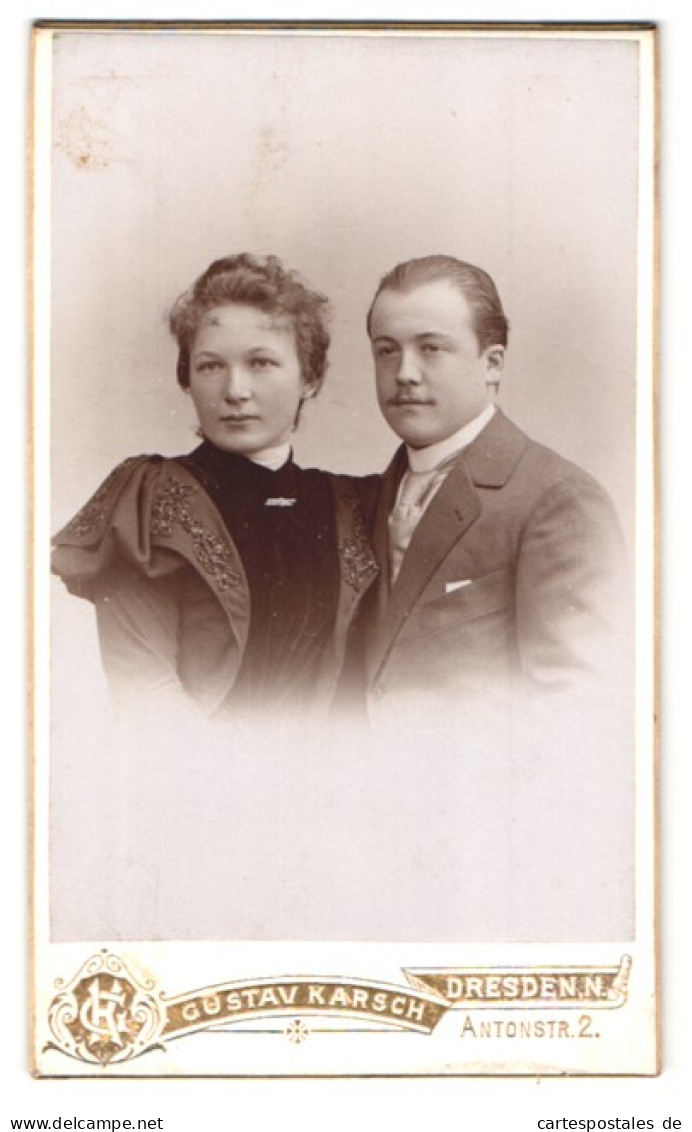 Fotografie Gustav Karsch, Dresden-N. Antonstrasse 2, Portrait Junges Paar In Hübscher Kleidung  - Anonyme Personen