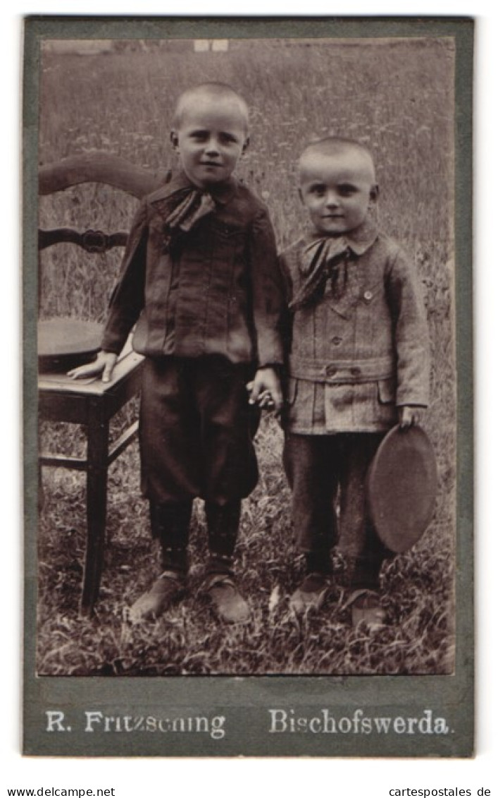 Fotografie R. Fritzsching, Bischofswerda, Portrait Zwei Kleine Jungen In Zeitgenössischer Kleidung  - Personnes Anonymes