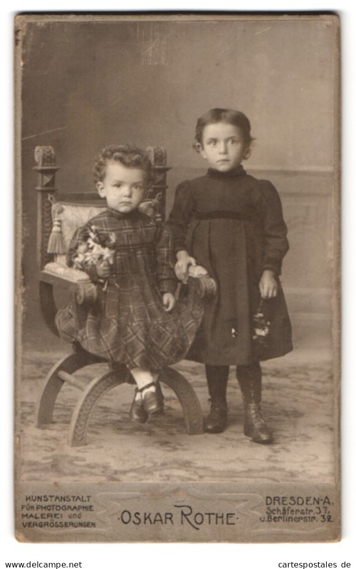 Fotografie Oskar Rothe, Dresden-A., Schäferstrasse 37, Portrait Zwei Kleine Mädchen In Modischen Kleidern  - Personnes Anonymes