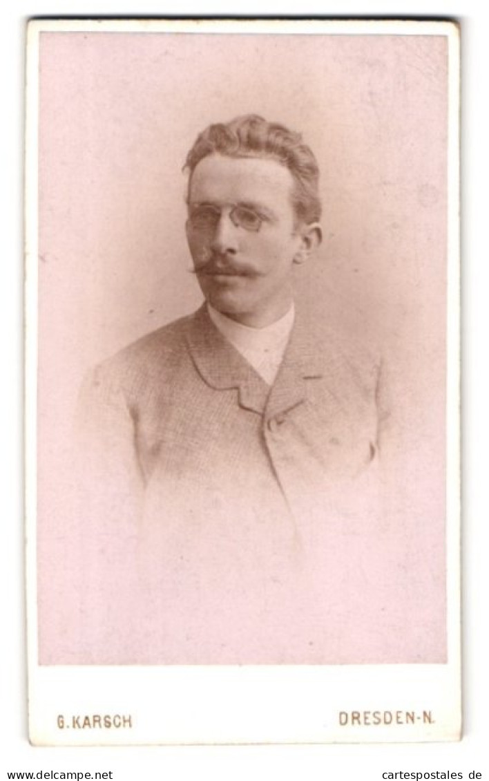 Fotografie Gustav Karsch, Dresden-N., Gr. Meissenerstrasse 17, Portrait Charmanter Herr Mit Zwicker Und Moustache  - Personnes Anonymes