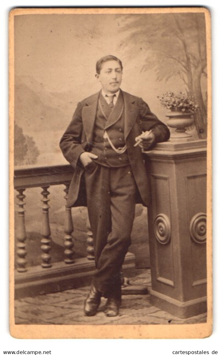 Fotografie Franz Xaver Forster, Dornbirn, Eisengasse, Portrait Junger Herr Im Anzug Mit Zigarre  - Personnes Anonymes