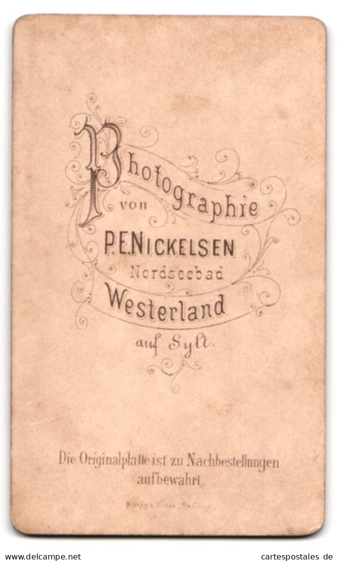 Fotografie P. E. Nickelsen, Westerland Auf Sylt, Portrait älteres Paar In Hübscher Kleidung Mit Hund  - Personnes Anonymes