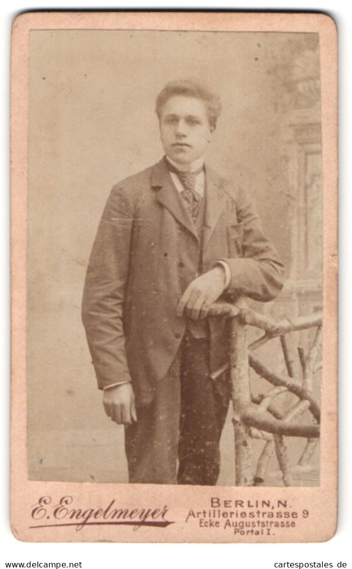 Fotografie E. Engelmeyer, Berlin-N, Artillerierstrasse 9, Portrait Junger Mann In Modischer Kleidung  - Personnes Anonymes