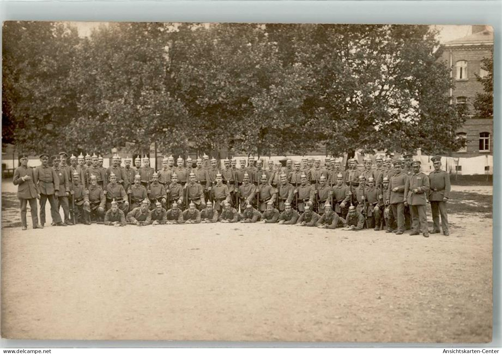 39803711 - Eine Grosse Gruppe Von Landsern In Uniform Mit Pickelhaube Und Karabinern - Guerre 1914-18