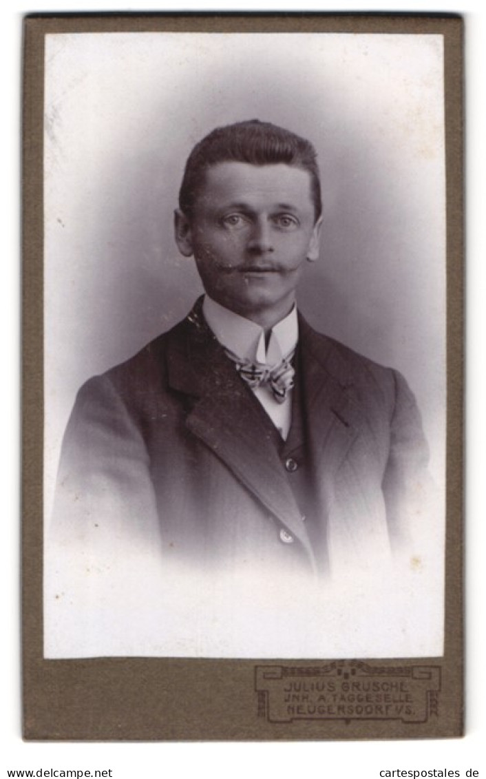 Fotografie Julius Grusche, Neugersdorf I /S., Portrait Eleganter Herr Mit Oberlippenbart  - Personnes Anonymes
