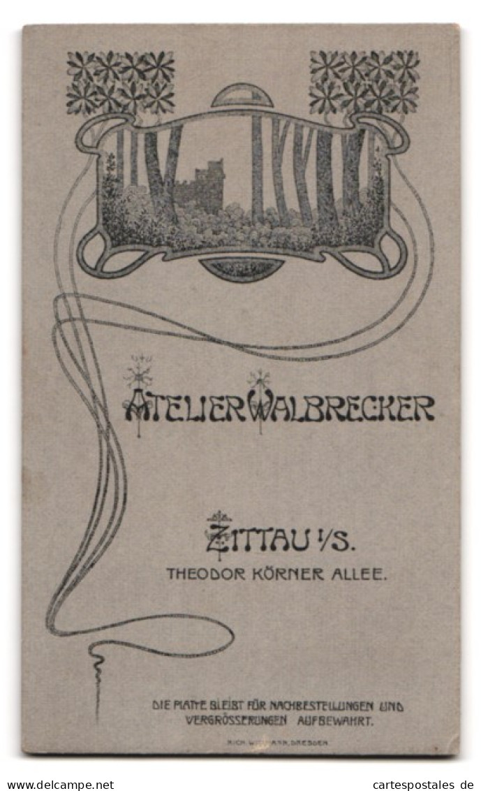 Fotografie H. Walbrecker, Zittau, Theodor Körner Allee, Portrait Süsses Kleinkind Im Weissen Kleid  - Personnes Anonymes