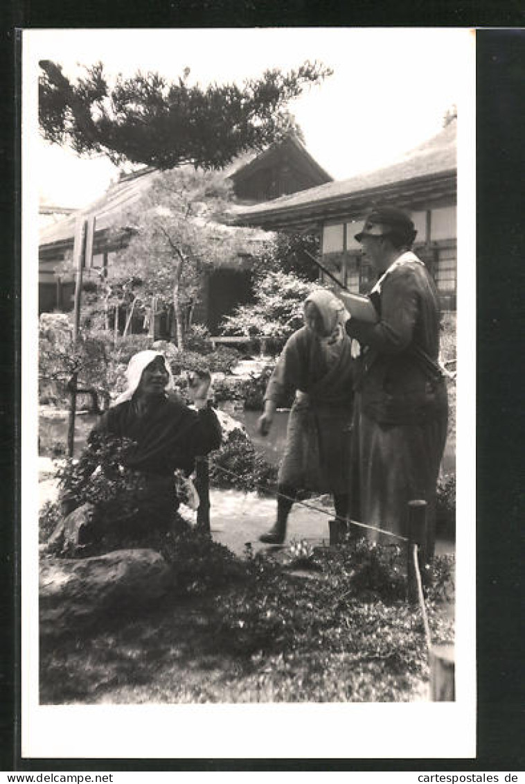 Foto-AK Japan, Japanerin Bei Der Arbeit Im Garten  - Unclassified